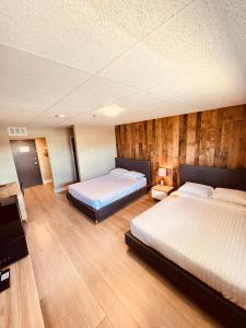 Camrose Le Chateau Hotel