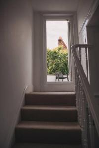 3 bed flat with balcony central