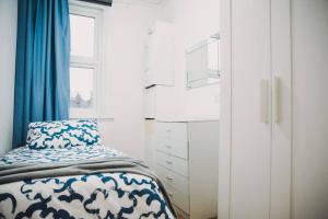 3 bed flat with balcony central