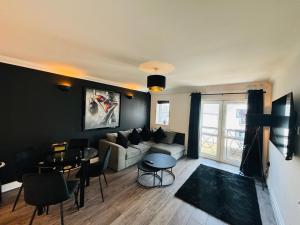 The Tipsy Turtle - Stylish 2 bed flat with parking