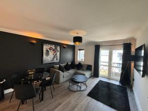 The Tipsy Turtle - Stylish 2 bed flat with parking