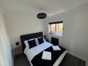 The Tipsy Turtle - Stylish 2 bed flat with parking