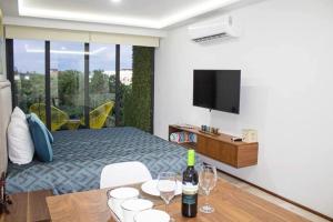 Apts 200m from beach sleeps 10