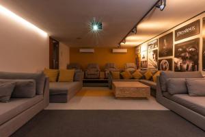 Beautiful 2BR PH, Private rooftop, Sauna, Gym