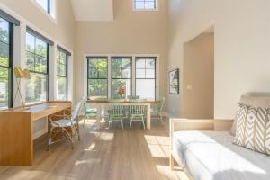 Beach Glass Retreat - Pickleball, Lake access 2 minute walk away, luxury home