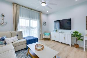 Walk to Beach! Waterfront Hudson Townhome