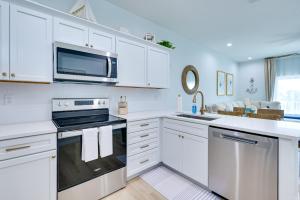 Walk to Beach! Waterfront Hudson Townhome