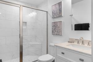 Fully Renovated Pool Home 2 min to beach!