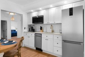 Fully Renovated Pool Home 2 min to beach!