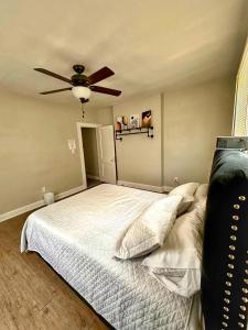 Modern Luxe 3BR 1BA with Bar 9