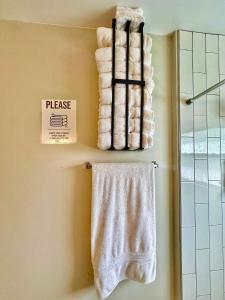 Modern Luxe 3BR 1BA with Bar 9