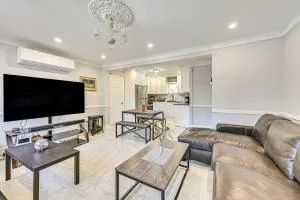 Pet-Friendly Valley Stream Duplex - 1 Mi to Mall! - 法洛克威