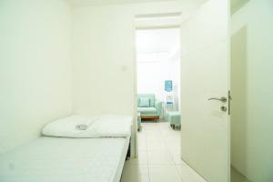 Simple 2 bedroom above mall bassura Netflix