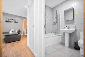 Stylish 2 Bedroom Flat in Birmingham JQ, Sleeps 6, Free WIFI and Secure Parking