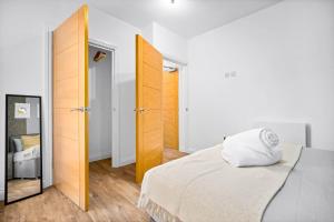 Stylish 2 Bedroom Flat in Birmingham JQ, Sleeps 6, Free WIFI and Secure Parking