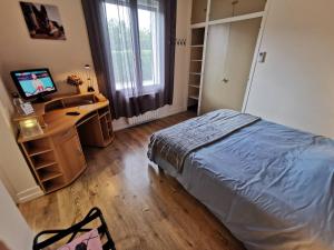 B&B / Chambres d'hotes Belle chambre d'hotes avec petit dejeuner chez Phil et Isa : photos des chambres