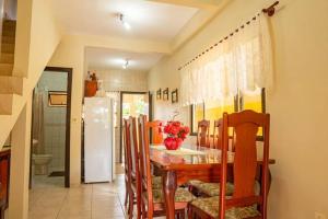 Casa 100m da praia, 10 pessoas, 3 quartos ,,