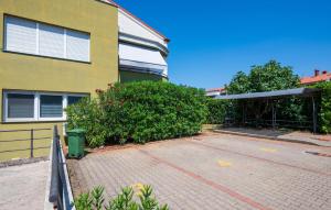 Amazing Apartment In Vranici With Wifi