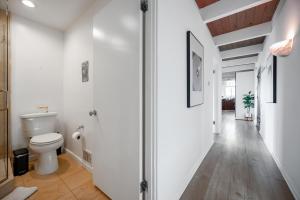 Hollywood Hills Retreat with Panoramic View