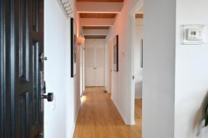 Hollywood Hills Retreat with Panoramic View