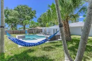 Blue Palm Home with Pool, Hot Tub, Nearby Beach, Outdoor Shower - West Bradenton
