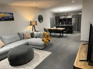 Top Floor Mount Central Apartment with Pool & Spa - 芒格努伊山