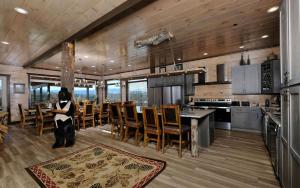 Hibernation Retreat - Luxury Pool & Mountain Views