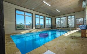 Hibernation Retreat - Luxury Pool & Mountain Views