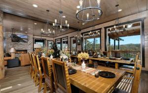 Hibernation Retreat - Luxury Pool & Mountain Views