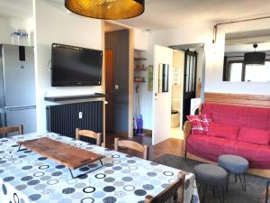 Appartements Charmant 3 pieces: balcon, parking prive, proche village - FR-1-761-42 : photos des chambres