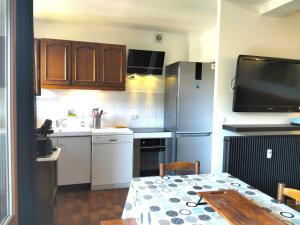 Appartements Charmant 3 pieces: balcon, parking prive, proche village - FR-1-761-42 : photos des chambres