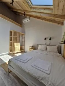 Small attic room with private bathroom - Bucureştii Noi