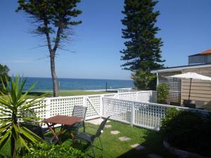 Spacious 2BR Beachfront Apartment - The Coachhouse
