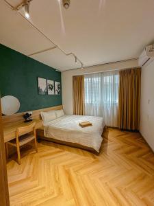 International Plaza, District 1