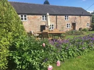 5 bedroom cottage in rural Staffordshire - Biddulph