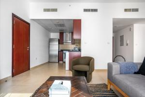 Blueground JBR pool elevator gym DXB-763