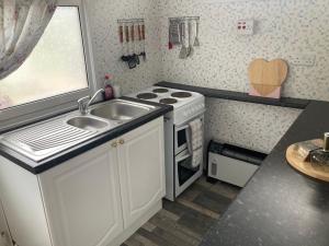 Caban Cynnes- The Cosy Cabin, Holiday let, near Mansion House, Llansteffan