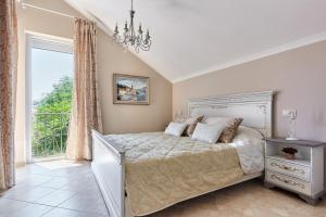 Apartmani with POOL and VIEW