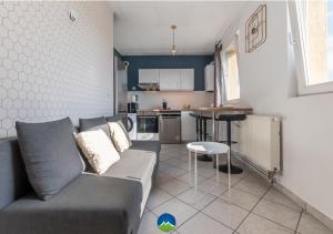 Appartements 3 APPTS - 3 a 7 lits - Parfait 6 a 10 pers - max 29 pers - 1 immeuble - Convivialite, Rentabilite ------ ENGLISH - 3 APTS - 3 to 7 beds - Ideal for 6 to 10 guests - Up to 29 - Same building -- Cattenom : photos des chambres