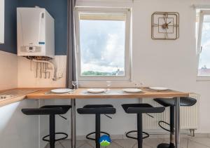 Appartements 3 APPTS - 3 a 7 lits - Parfait 6 a 10 pers - max 29 pers - 1 immeuble - Convivialite, Rentabilite ------ ENGLISH - 3 APTS - 3 to 7 beds - Ideal for 6 to 10 guests - Up to 29 - Same building -- Cattenom : photos des chambres
