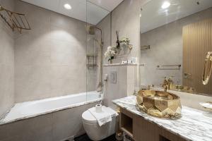 Panoramic Burj Khalifa views-64th floor infinity pool