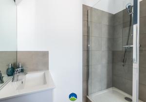 Appartements 3 APPTS - 3 a 7 lits - Parfait 6 a 10 pers - max 29 pers - 1 immeuble - Convivialite, Rentabilite ------ ENGLISH - 3 APTS - 3 to 7 beds - Ideal for 6 to 10 guests - Up to 29 - Same building -- Cattenom : photos des chambres