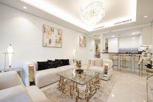 Panoramic Burj Khalifa views-64th floor infinity pool