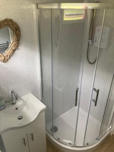 Caban Cynnes- The Cosy Cabin, Holiday let, near Mansion House, Llansteffan