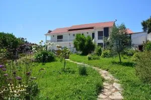 Villa Casa da Rosa, com piscina privada - Nodeirinho