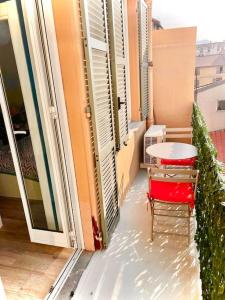 Center 2 min walk to beach quiet sunny balcony