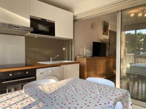 Appartements Studio cosy avec climatisation, WIFI et parking - FR-1-553-234 : photos des chambres