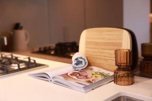 11D Stunning water and skyline view 2 Bedroom Abnb Apt with Free parking