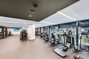 11D Stunning water and skyline view 2 Bedroom Abnb Apt with Free parking