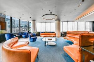 11D Stunning water and skyline view 2 Bedroom Abnb Apt with Free parking